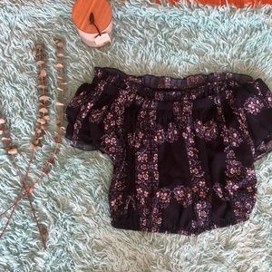 Cropped, ruffled top.